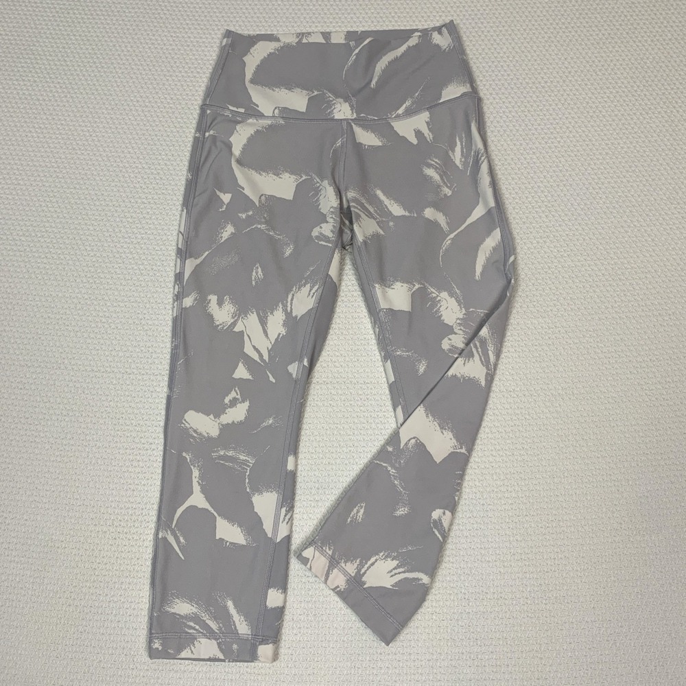 Lululemon Wunder Under High Rise Shadow Leaf Crops Size 6 20" Light Grey Ivory